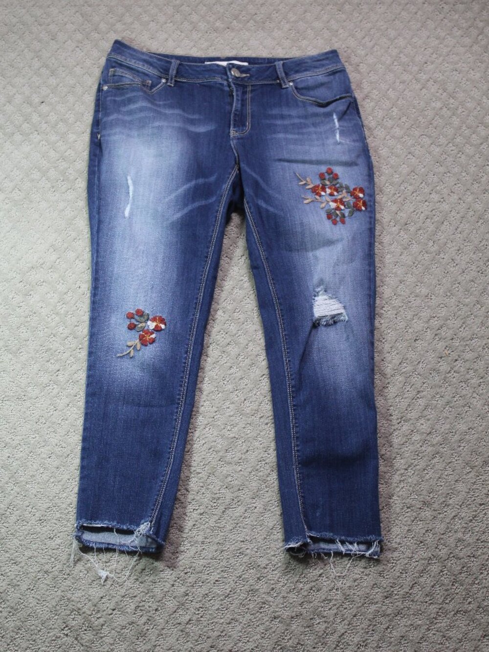 Est. 1946 Denim Size 8 Contemporary Embroidered Raw Hem Blue Jeans